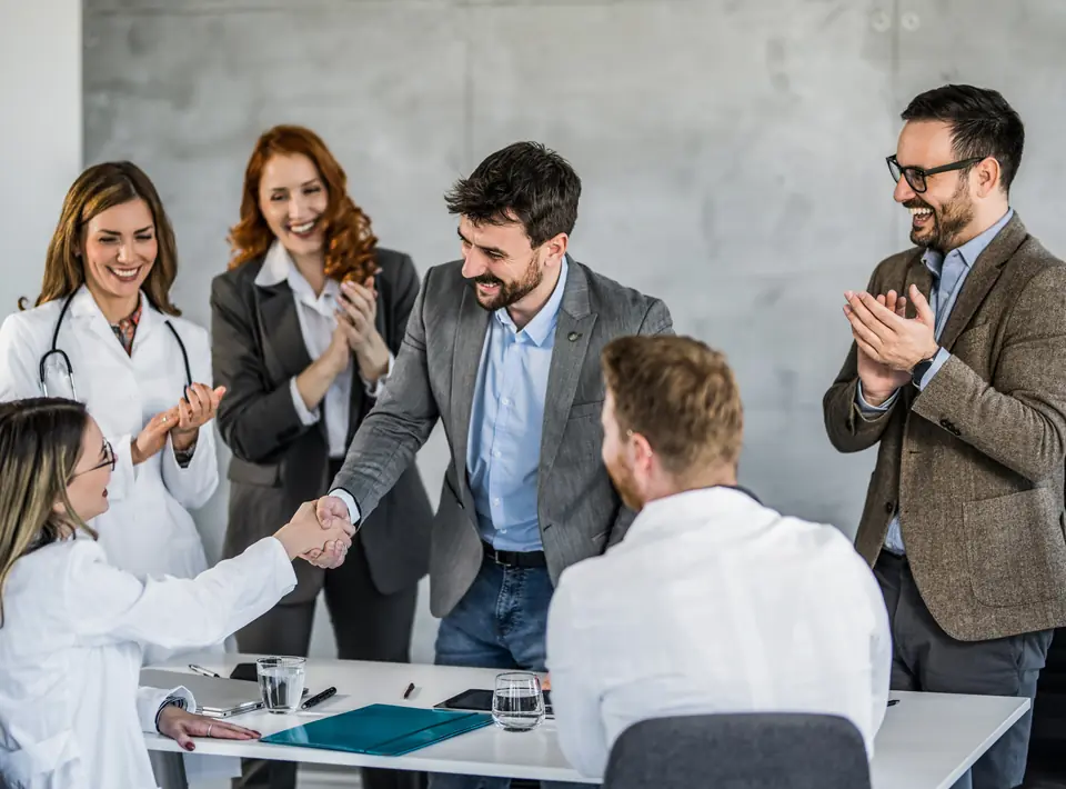 Ejecutivos cerrando acuerdo de transición laboral