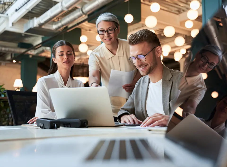 Asesoría profesional con mujer en computadora