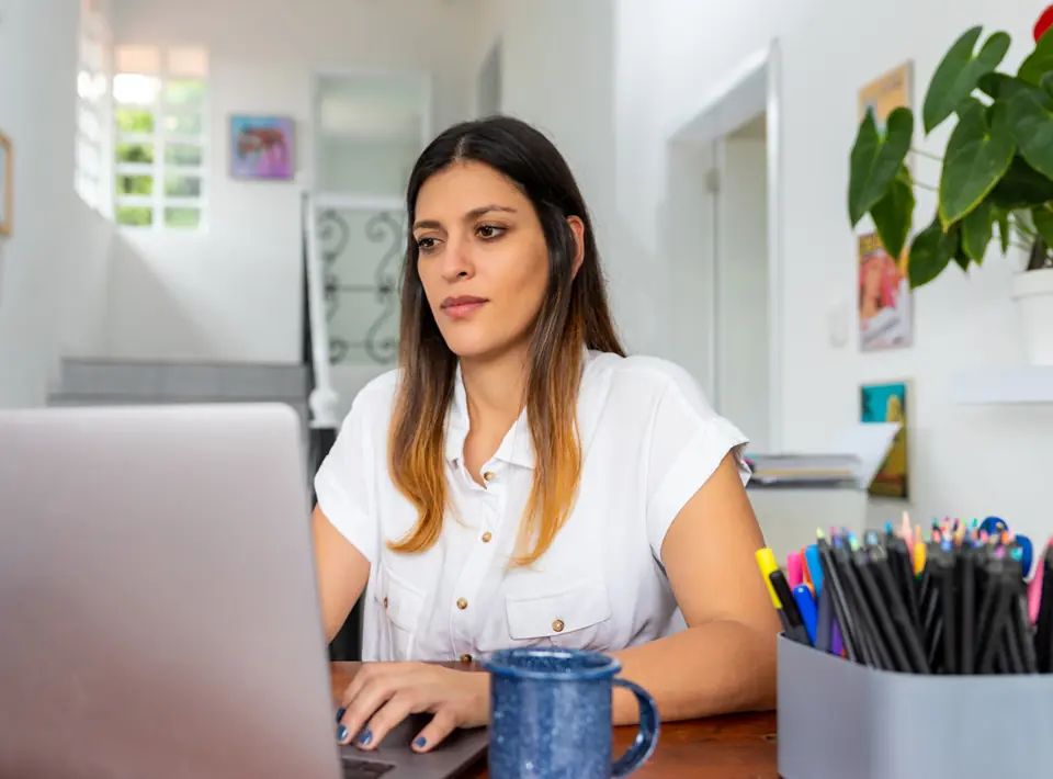 Profesional optimizando su CV