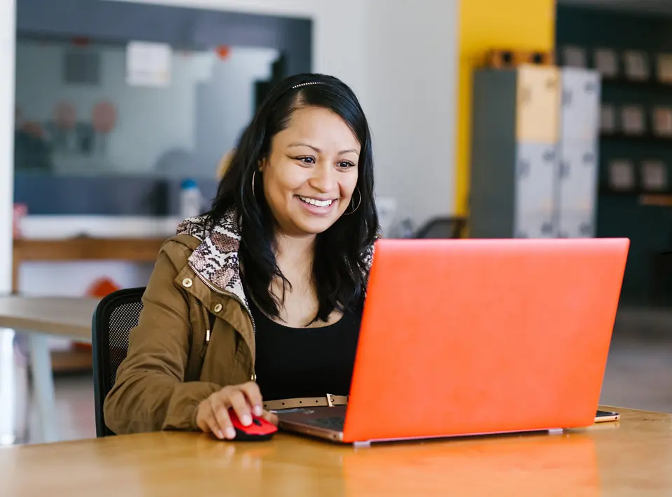 Mujer trabajando en home office