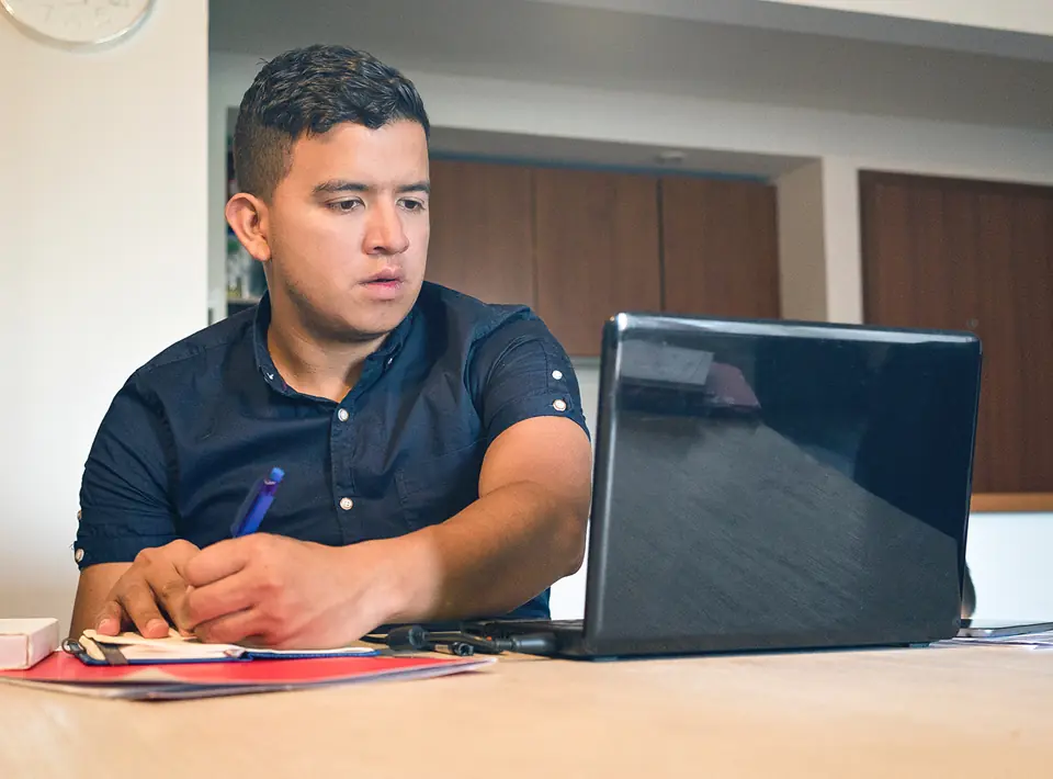 Hombre trabajando en home office